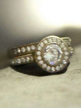Gold-Tone Halo Round Cubic Zirconia Engagement Ring - Women Jewelry
Size 7 
1145